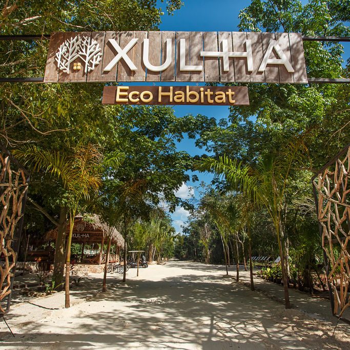 Entrada vehicular al desarrollo Xul-Ha Eco Habitat